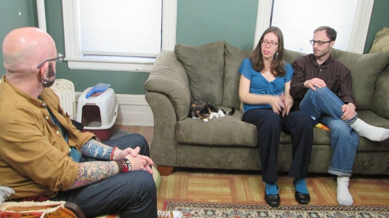 Jackson Galaxy talking to the cat’s owners in their home. – Bild: Animal Planet /​ 33871_ep608_002 – Photobank