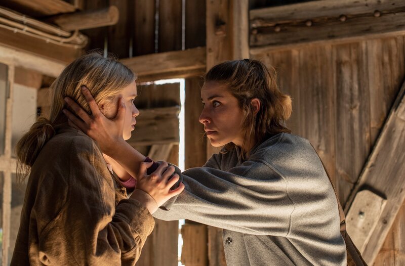 Wird jetzt alles gut? Silke Roth (Jaëla Probst, r.) steht ihrer Schülerin Yuki Sandner (Maria Matschke Engel, l.) zur Seite. – Bild: ARD/​Thorsten Jander