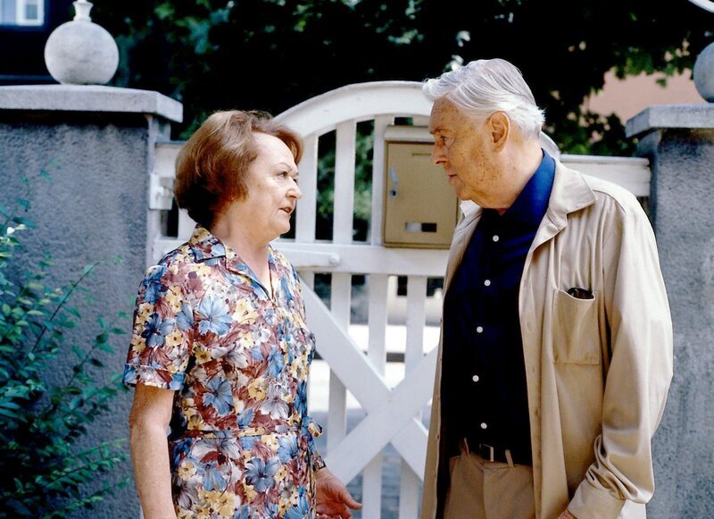Onkel Rudolf (Hans Holt) mit seiner Haushälterin Josefa (Helly Servi). – Bild: ORF III