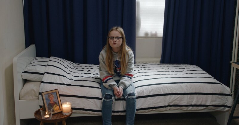 Floor (Bobbie Mulder) erzählt den Interessenten, dass dies das Zimmer ihres toten Bruders ist, der immer noch durch das Haus spukt. – Bild: „Bild: ND …