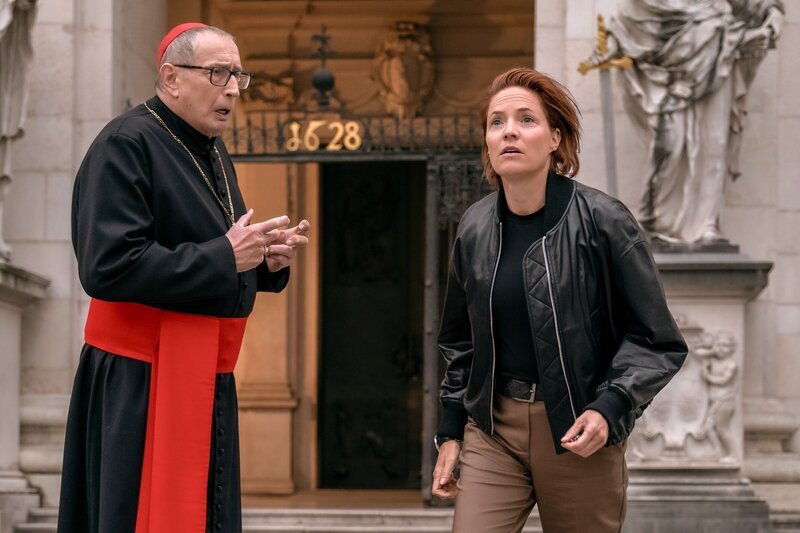 Erzbischof (Ronald Seboth), Lu Frey (Patricia Aulitzky). – Bild: ORF/​Satel Film/​Lisa Kutzelnig