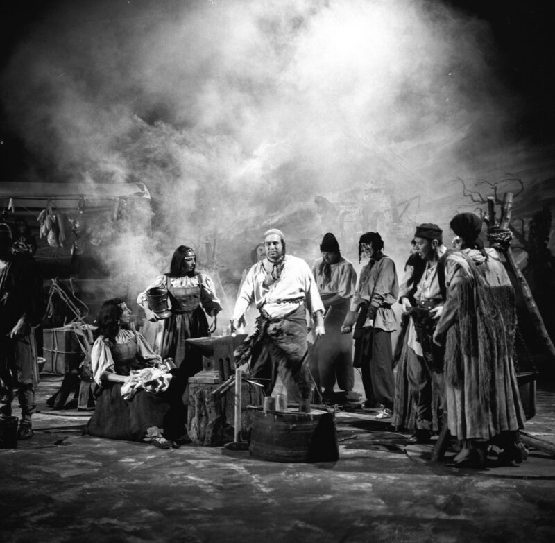 Tosca auf dem Trampolin: Otto Schenk (mitte). – Bild: ORF Tosca auf dem Trampolin: Otto Schenk (mitte). – Bild: ORF