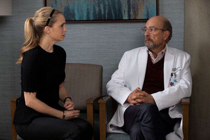 L-R: Dr. Morgan Reznick (Fiona Gubelmann) and Dr. Aaron Glassman (Richard Schiff). – Bild: Jeff Weddell /​ Sony /​ American Broadcasting Companies, Inc.