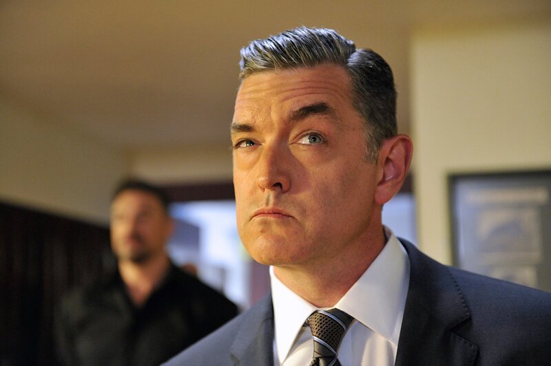 PSYCH -- „COG Blocked“ Episode 805 -- Pictured: Timothy Omundson as Carlton Lassiter -- (Photo by: Alan Zenuk) – Bild: USA Network Media, LLC /​ UNIVERSAL CHANNEL