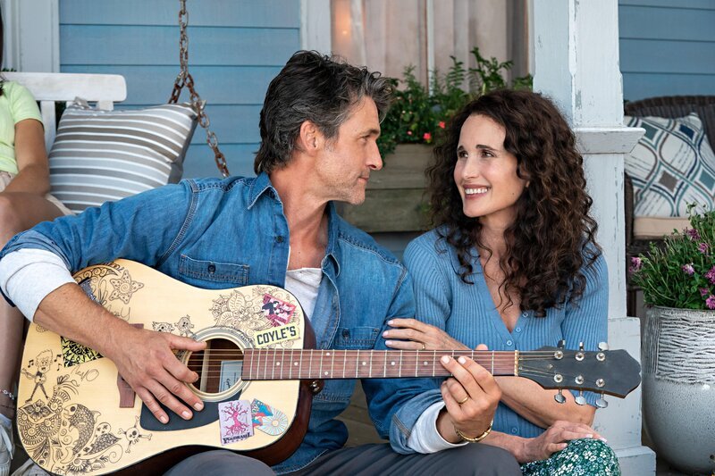 Colton Landry (Jefferson Brown) und Del Landry (Andie MacDowell) – Bild: RTL /​ Hallmark Media. /​ Sprung ins Wasser