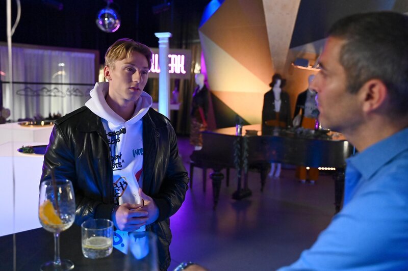 Dragan (Florian Thunemann, r.) will Lennox’ (Leif Lunburg) Fauxpas für dessen Erfolg nutzen. – Bild: RTL /​ Julia Feldhagen /​ Im schwarzen Schleier