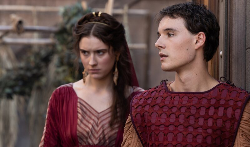 l-r: Marcella (Alaïs Lawson), Drusus (Ewan Horrocks) – Bild: stefano cristiiano montesi /​ Banijay Rights /​ Die Verwendung ist nur bei redaktioneller Berichterstattung im Rahmen einer Programmankündigung ab 2 Monate vor der ersten Auss /​ © Tiger Aspect/​Banijay Rights/​MGM+/​Moris Puccio