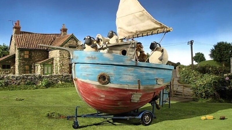 Hochseegefühle auf grüner Wiese, der Wind bläht das Segel. Die Schafe sind begeistert. – Bild: WDR/​Aardman Animation Ltd./​BBC