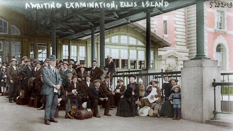 Wartende Menschengruppe – Bild: phoenix/​ZDF