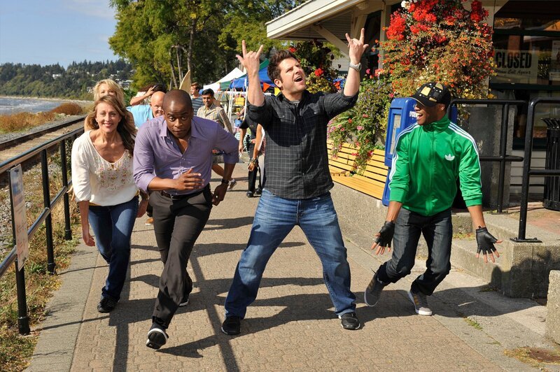 PSYCH -- „Psych The Musical“ -- Pictured: (l-r) Dule Hill as Gus Guster, James Roday as Shawn Spencer. – Bild: USA Network Media /​ UNIVERSAL CHANNEL
