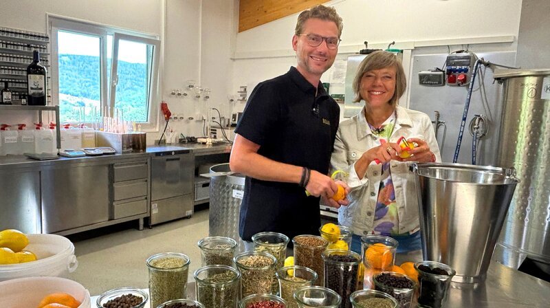 Annette Krause mit Hannes Schmidt – Macher des vielfach preisgekrönten BOARGin. – Bild: SWR