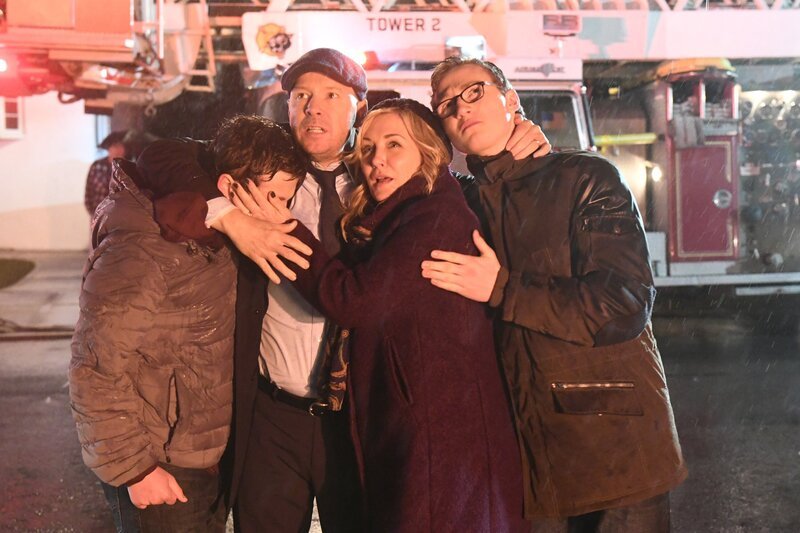 Egal was kommt, um seine Kinder Jack (Tony Terraciano, l.) und Sean (Andrew Terraciano, r.) und seine Frau Linda (Amy Carlson, 2.v.r.) zu beschützen, gibt Danny (Donnie Wahlberg, r.) alles … – Bild: 2017 CBS Broadcasting, Inc. All Rights Reserved Lizenzbild frei