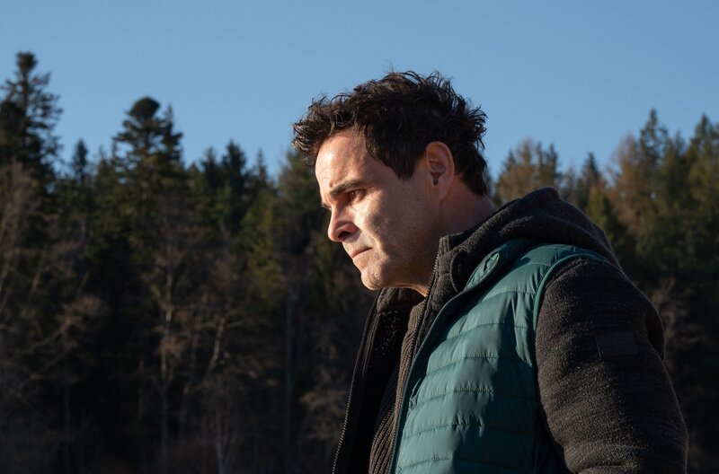 Andreas Döhler als Benno Schmidberger. – Bild: SWR/​Zum Goldenen Lamm/​Britta Krehl