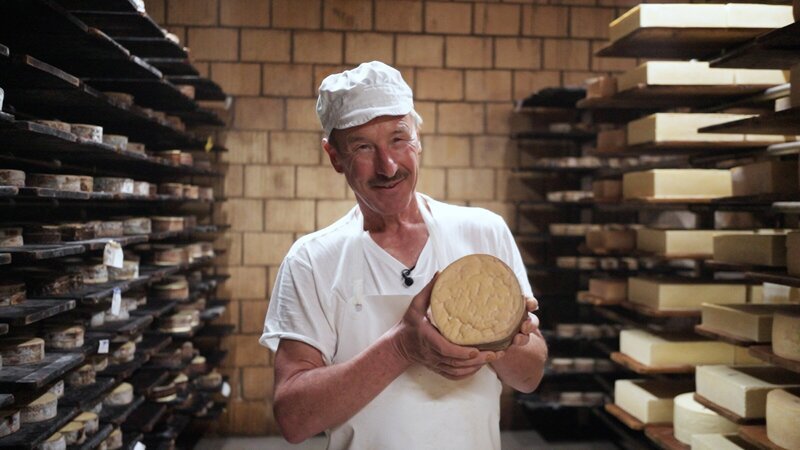 Käsermeister Willi Schmid aus dem Toggenburg mit seinem berühmten Bergfichtenkäse. – Bild: ZDF und SRF, 3sat, B&B endemol shine