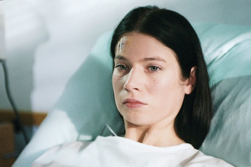 Hat Judith (Elisabeth Sutterlüty) den Unfall unbeschadet überstanden? – Bild: ZDF und Britta Krehl