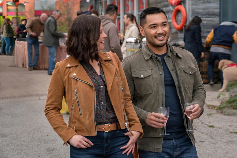 Kat Landry (Chyler Leigh) und Andy (Alex Mallari Jr.) – Bild: RTL /​ Hallmark Media /​ Jung und Alt