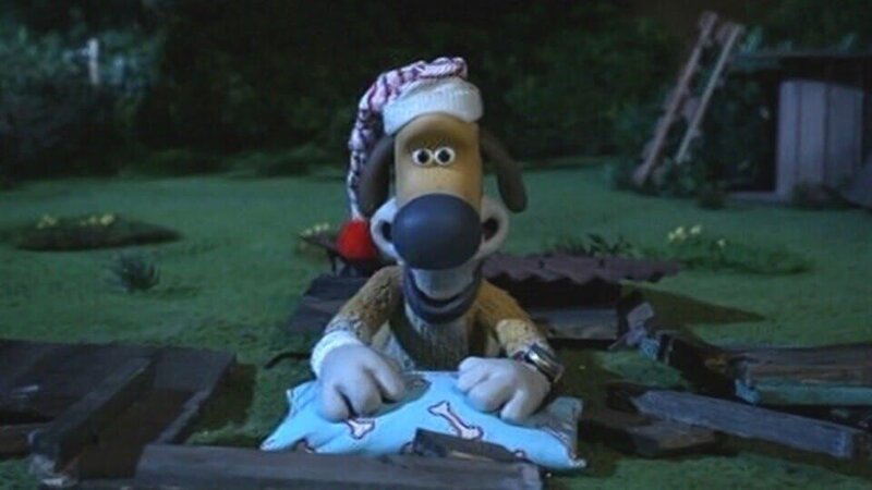 Bitzers Hütte ist auseinandergefallen. Nun liegt er unter dem Sternenhimmel. – Bild: WDR/​Aardman Animation Ltd./​BBC/​KiKA Bildredaktion