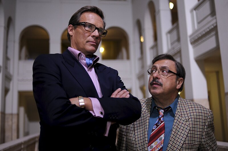 Werner Stankowski (Wolfgang Stumph, r.) und Rene Vonderecken (Christian Tramitz, l.) sind die „Gegenspieler“, doch Vonderecken, Chef der Treuhand, weiß nicht, dass er Stankowski unter falschen Voraussetzungen dort eingestellt hat. – Bild: ZDF/​Oliver Feist