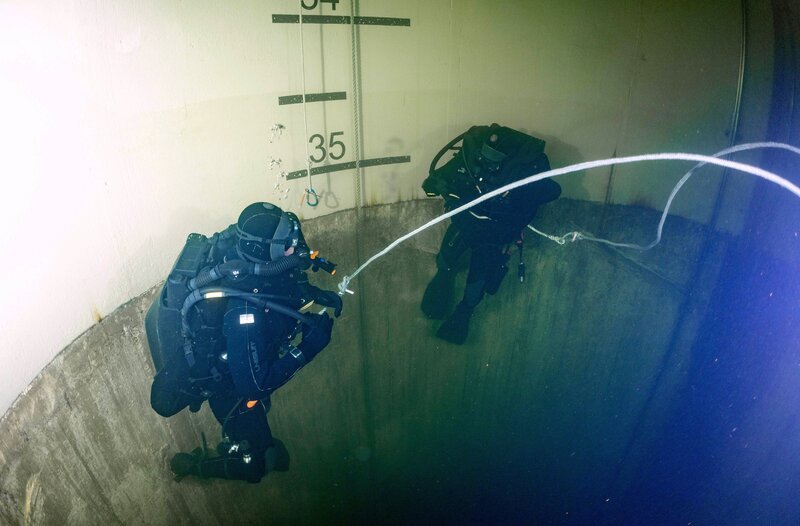 Teilnehmer des Minentaucherlehrgangs trainieren den Umgang mit dem Tiefenrausch auf 35 Meter. – Bild: NDR