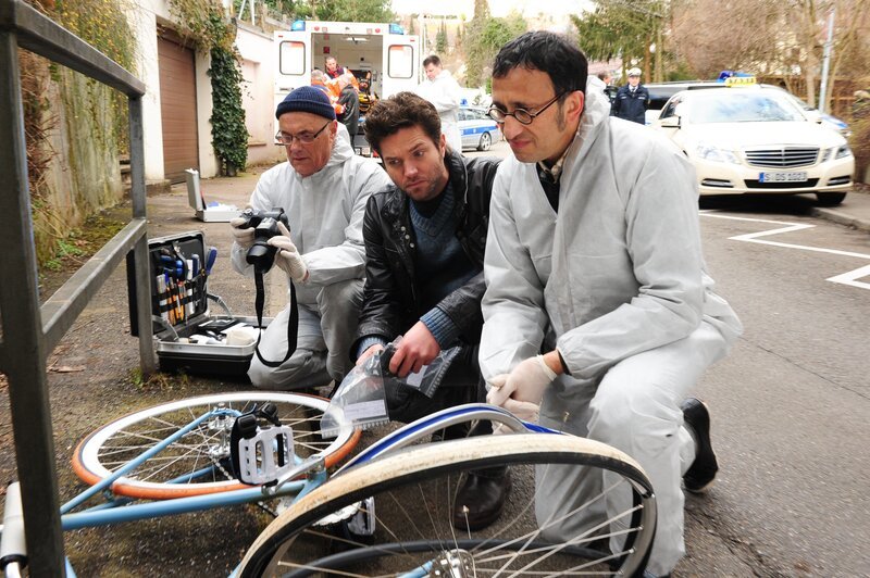 Ein Spurensicherer, Jo Stoll (Peter Ketnath, M.) und Jan Arnaud (Mike Zaka Sommerfeldt, r.). – Bild: ZDF/​Markus Fenchel