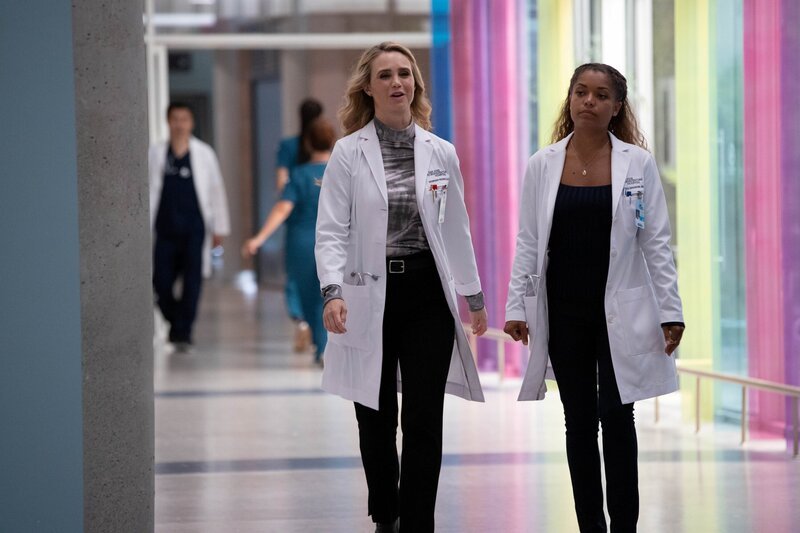 L-R: Dr. Morgan Reznick (Fiona Gubelmann) and Dr. Claire Browne (Antonia Thomas) – Bild: Jack Rowand /​ Sony /​ American Broadcasting Companies, Inc. All rights reserved.