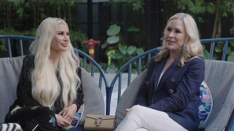 Sarah Strain and her mother Kitty Strain in Singapore. – Bild: Warner Bros. Discovery, Inc. or its subsidiaries and affiliates. All rights reserved.