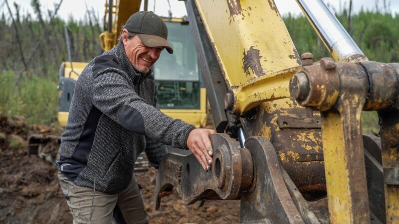 Andreas Macherey is trying to repair a broken excavator in the Yukon Territory, Canada. – Bild: Warner Bros. Discovery, Inc. or its subsidiaries and affiliates. All rights reserved.