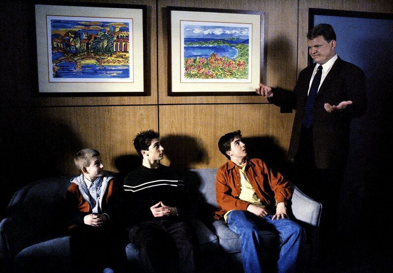 Der Psychiater Dr. Kennedy (Andy Richter, re.) gibt sein Bestes, um möglichst viel aus Dewey (Erik Per Sullivan), Reese (Justin Berfield) und Malcolm (Frankie Muniz) herauszubekommen. – Bild: ORF 1