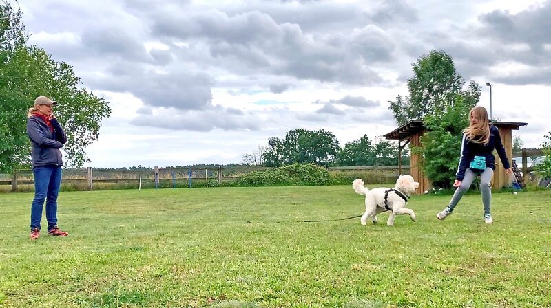 Shira hört auf Lillis Handzeichen. – Bild: MDR/​STARSHIPFILM GmbH