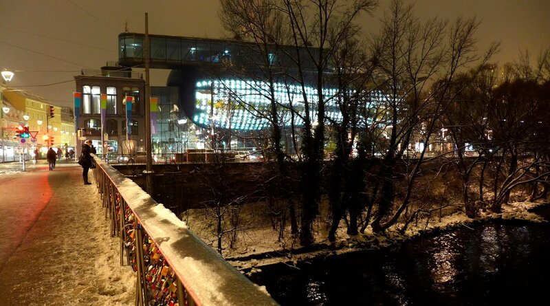 Kunsthaus Graz mit Lichtinstallation. – Bild: ZDF und SR/​Ute Werner