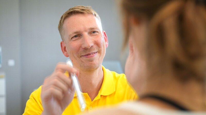 Dr. Fokko Steinbeißer (l) mit einer Patientin. – Bild: WDR/​Fandango Film und TV Produktions GmbH/​Paul Bogdanski