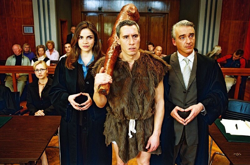 Sandra (Rebecca Immanuel, l.) und Felix (Christoph M. Ohrt, r.) verdeutlichen unverständlich die Hintergründe der Tat von Andreas Maurer (Ralph Herforth, M.) … – Bild: SAT.1 /​ Hardy Spitz