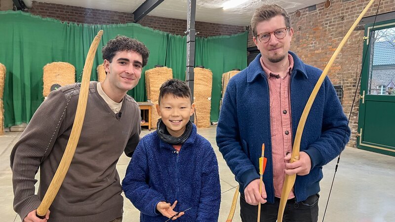 In dieser neuneinhalb Folge trifft Reporter Robert Meyer (r), Ali (l) und Khasar (M). Gemeinsam zeigen sie, wie das Patenschaftsprojekt „Balu und Du“ funktioniert. – Bild: WDR/tvision In dieser neuneinhalb Folge trifft Reporter Robert Meyer (r), Ali (l) und Khasar (M). Gemeinsam zeigen sie, wie das Patenschaftsprojekt „Balu und Du“ funktioniert. – Bild: WDR/tvision
