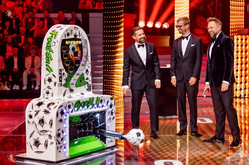 (v.l.n.r.) Klaas Heufer-Umlauf; Joko Winterscheidt; Steven Gätjen – Bild: Joyn /​ Nadine Rupp