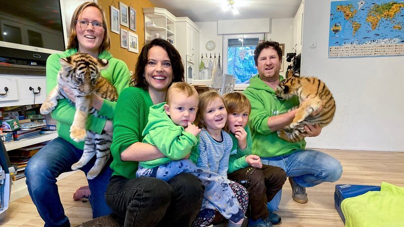 Auf und davon Schweizer Auswanderer – Wiedersehen in Deutschland  Folge 2 Mona Vetsch mit der Auswanderer-Familie Müller-Taetz und deren Tigerbabies  2023 – Bild: SRF