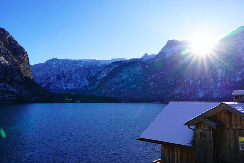 Landschaftsaufnahme Hallstättersee, während ServusTV’s Heimatleuchten „Fackeln, Feuer, Funken – Winterleuchten „ in Hallstatt, Oberösterreich, Österreich am 26.12.2024. – Bild: Lena Moik /​ ServusTV /​ Degn Film /​ Magdalena Brunner