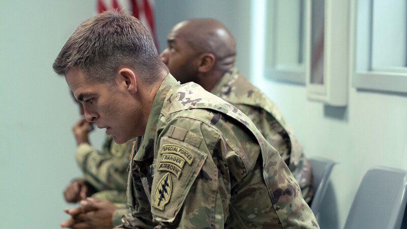 Nachdem Special Forces Sergeant James Harper (Chris Pine) unfreiwillig aus der Armee entlassen wurde, ist er verschuldet und verzweifelt. – Bild: RTLZWEI /​ Vlad Cioplea
