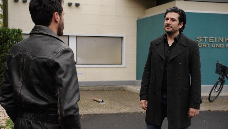 Maximilians (Francisco Medina) Drohung lässt bei Matteo (Riccardo Angelini) die Alarmglocken läuten. – Bild: RTL /​ Dein Herz in meiner Hand