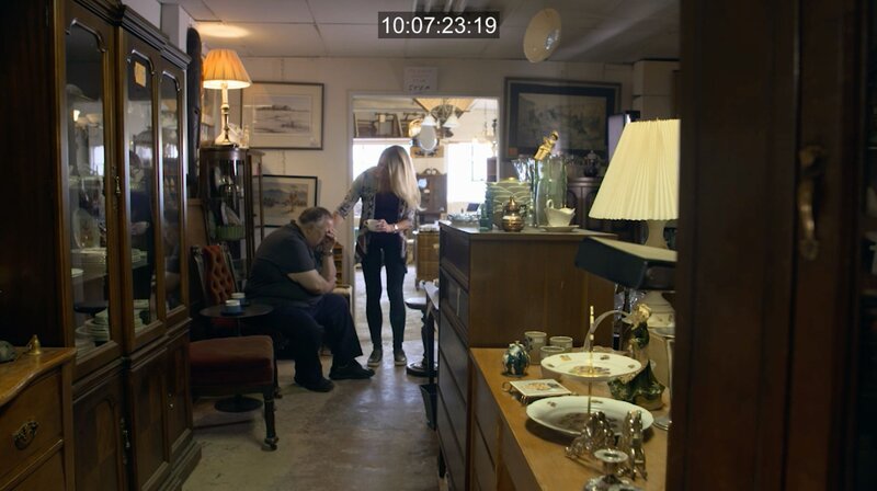 Eine Frau tröstet einen Mann – Bild: Crime + Investigation /​ abacus media