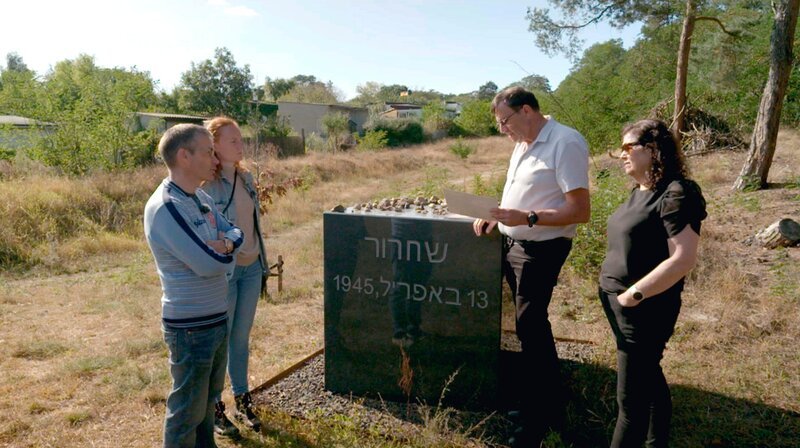Beni und Navi Haberman, Daniel Keweloh, Johanna Mücke am Gedenkstein in Farsleben. – Bild: MDR/​SchulzWendelmann Film