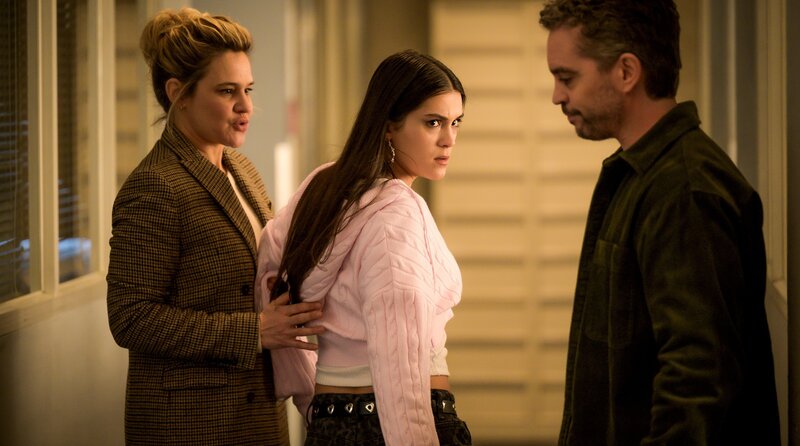 Céline (Marie Denarnaud) und Afida (Myra Tyliann) begegnen Gilles (Bruno Sanches) auf dem Flur. – Bild: DR/​Septembre Productions/​Itinéraire Productions/​TF1/​Be-FILMS/​RTBF (Télévision belge)