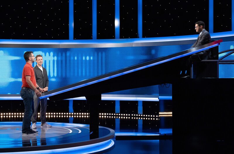 Moderator Alexander Bommes (2.v.l.) mit dem Kandidaten Christian Bergmann (l.) und dem Jäger, Sebastian Jacoby (r.). – Bild: ARD/​Arne Vollstedt