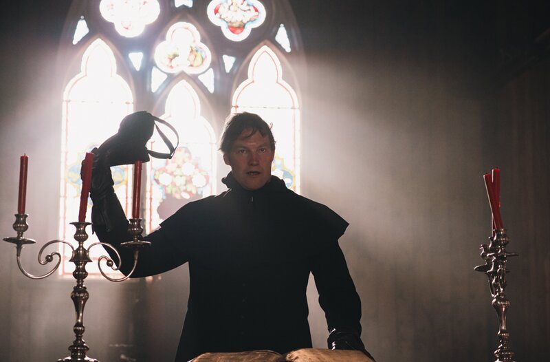 Der maskierte Mörder entpuppt sich als Reverend Downing (Barry John Kinsella). – Bild: WDR/​Deadpan Pictures/​Madeline Mulqueen