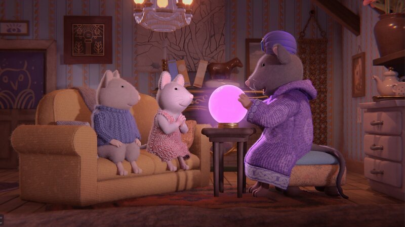 Julia (M.) hat ihre Glücksmuschel verloren. Gemeinsam mit Sam (l.) besucht sie Frau Träumer (r.), die ihnen mit ihrer Kristallkugel vielleicht bei der Suche behilflich sein kann. – Bild: Cielo Films – Caribara Production /​ ZDF