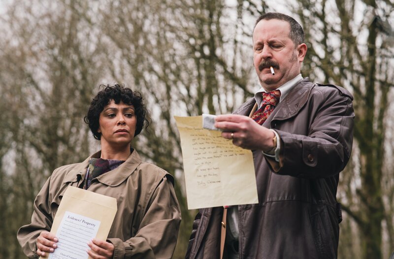 Die örtliche Polizei (Jade Jordan, l. und David Ryan, r.) findet einen Brief von Billy. – Bild: WDR/​Deadpan Pictures/​Madeline Mulqueen