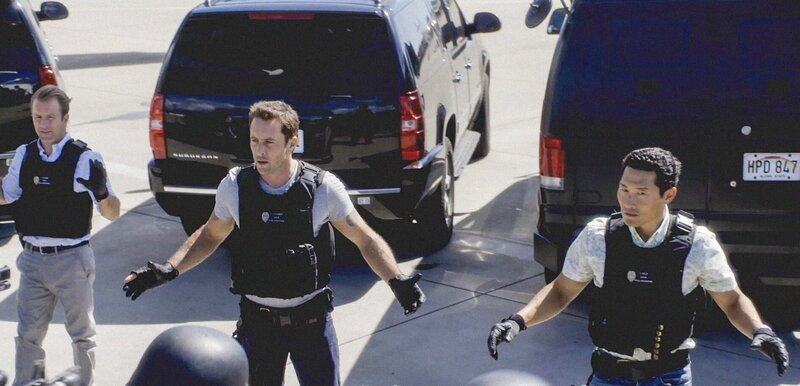 Bei einem Einsatz geraten Danny (Scott Caan, l.), Steve (Alex O’Loughlin, M.) und Chin (Daniel Dae Kim, r.) selbst in große Gefahr … – Bild: CBS Broadcasting Inc.