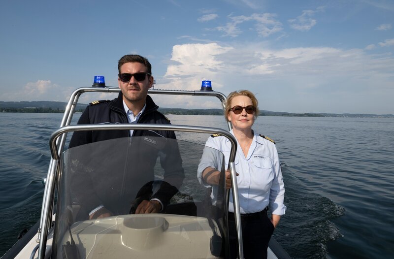 Jakob Frings (Max König, l.) und Nele Fehrenbach (Floriane Daniel, r.) sind auf dem Bodensee unterwegs zu einem Tatort. – Bild: ARD/​Laurent Trümper, honorarfrei – Verwendung gemäß der AGB im engen inhaltlichen, redaktionellen Zusammenhang mit genannter ARD-Sendung bei Nennung „Bild: ARD/​Laurent Trümper“ (S2). ARD-Programmdirektion/​Bildredaktion, pressefoto.daserste@ard.de