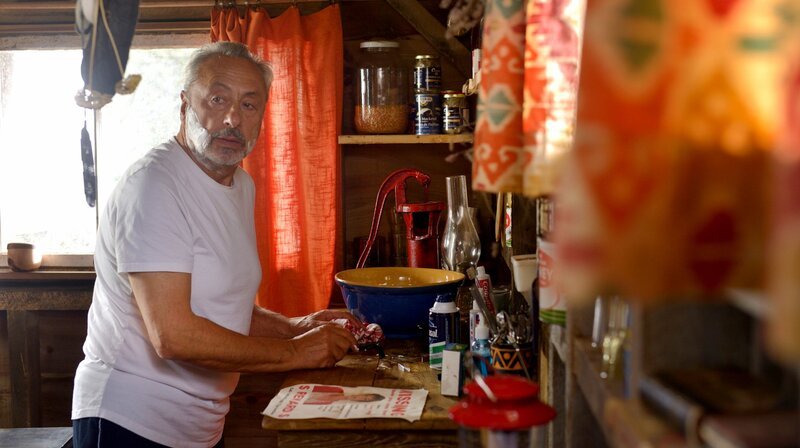 Harry (Wolfgang Stumph) träumt von einem einfachen Leben. – Bild: ARD Degeto/Chris Reardon Harry (Wolfgang Stumph) träumt von einem einfachen Leben. – Bild: ARD Degeto/Chris Reardon