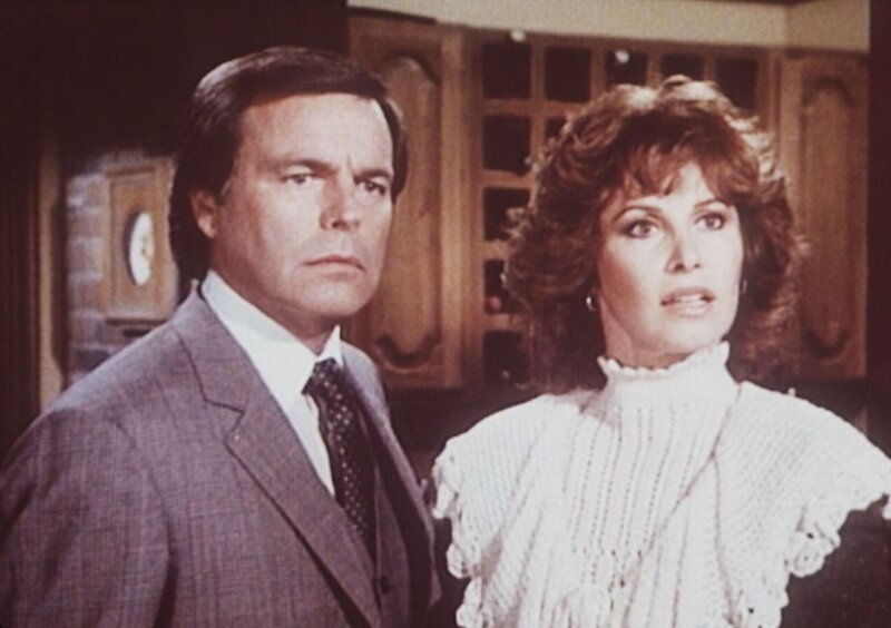 Jennifer (Stefanie Powers, re.) und Jonathan Hart (Robert Wagner) haben Anpassungsprobleme an die steifen Umgangsformen ihrer neuen Hausangestellten … – Bild: ProSieben Media AG