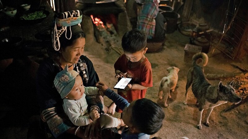 In den Bergdörfern des Akha-Stammes in Laos macht sich der Wandel der Zeit bemerkbar. Während die Frauen noch traditionelle Kleider tragen, wissen die Jüngsten schon mit Smartphones umzugehen. – Bild: NDR/Weinert Brothers GbR / NDR Presse und Information In den Bergdörfern des Akha-Stammes in Laos macht sich der Wandel der Zeit bemerkbar. Während die Frauen noch traditionelle Kleider tragen, wissen die Jüngsten schon mit Smartphones umzugehen. – Bild: NDR/Weinert Brothers GbR / NDR Presse und Information